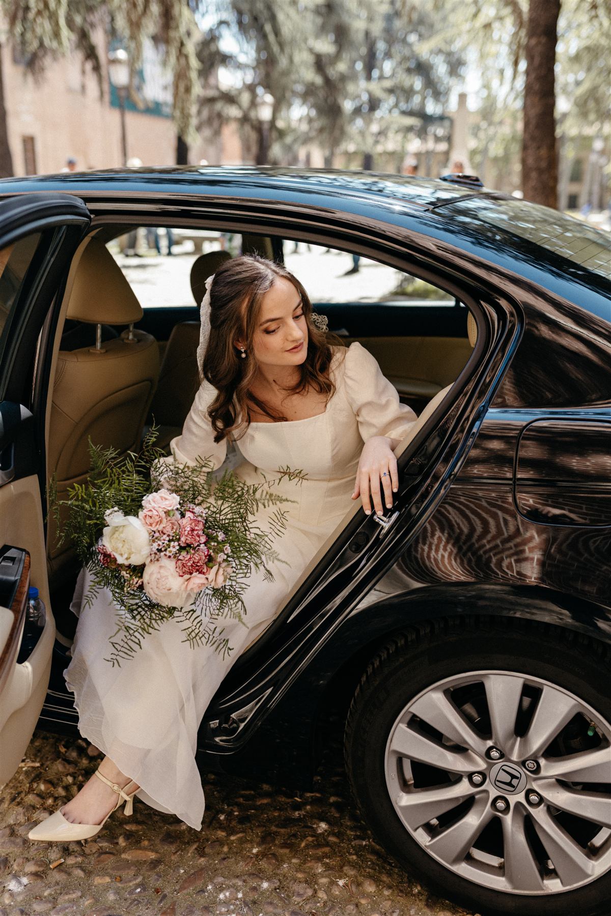 Novia saliendo del coche camino a su boda